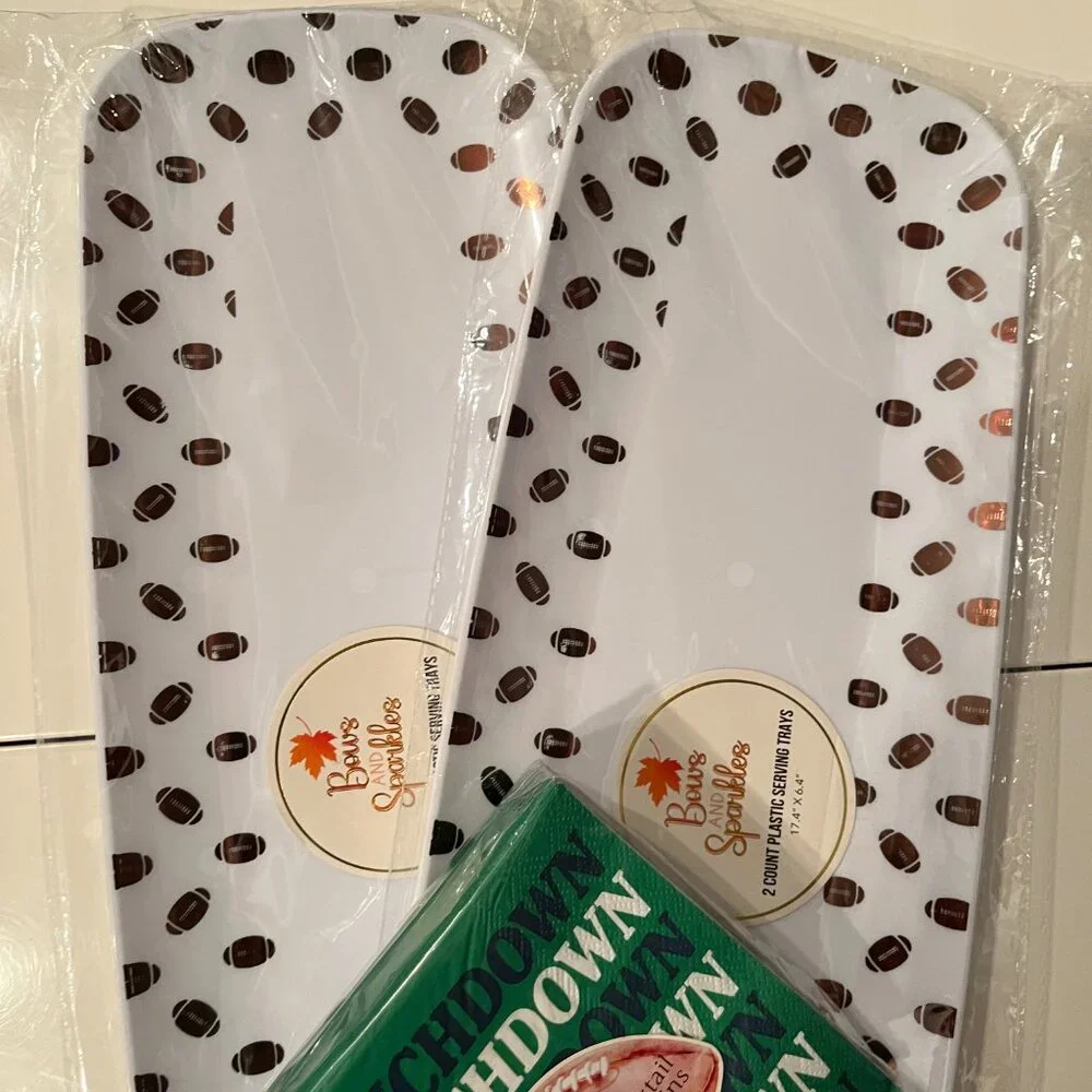 Football Plastic Serving Trays (4) and Football Napkins (new)/ps/x)‎